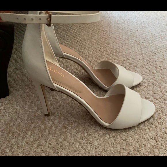 ⚠️SOLD⚠️ Aldo, White Strappy Sandals (SIZE 8) - Picture 2 of 4